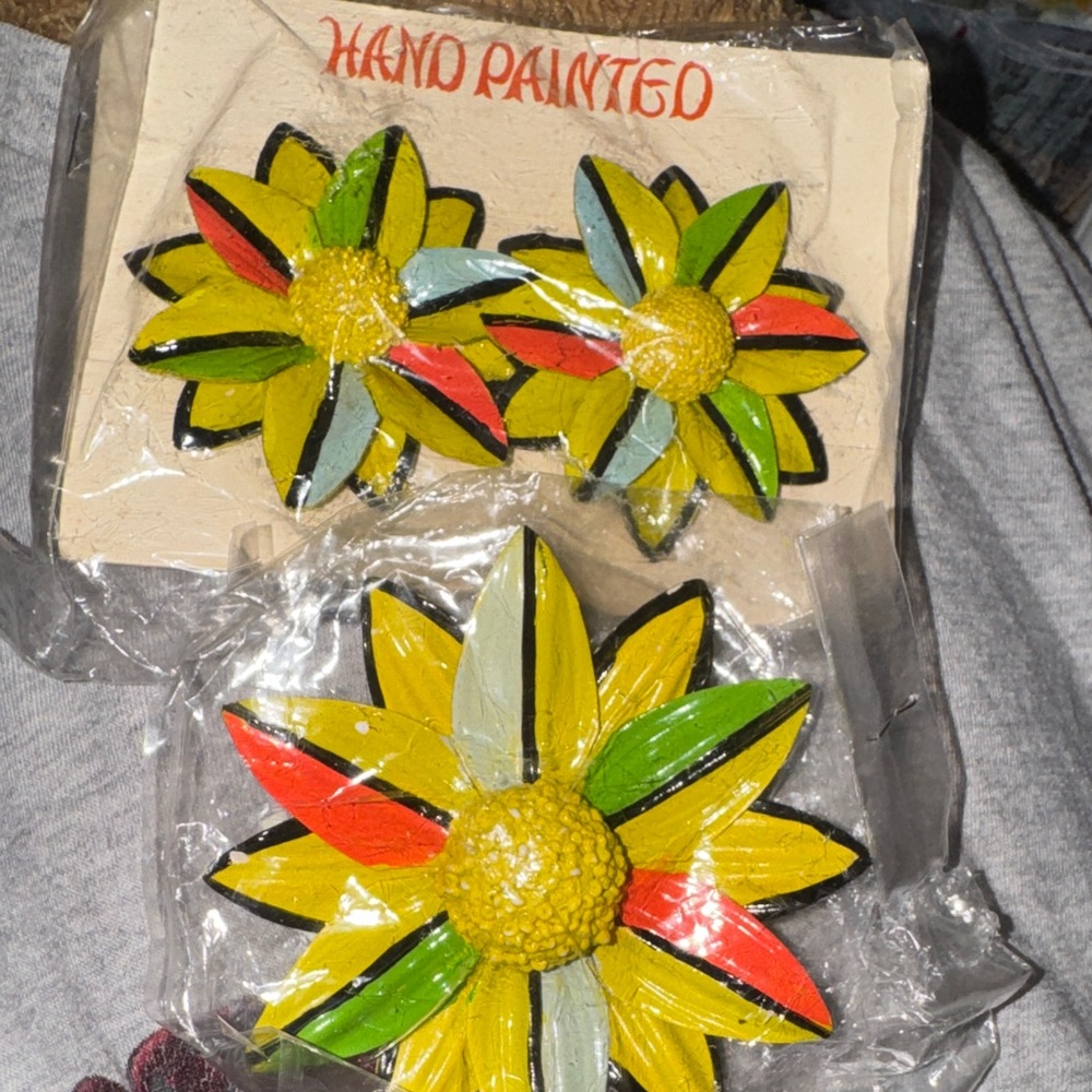 Consignment item..
Hand Painted Floral Brooch Set